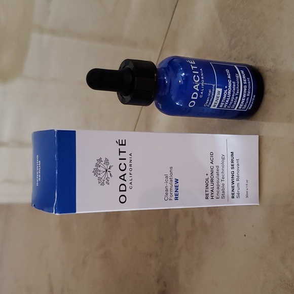 Retinol & Hyaluronic Acid Serum - Picture 1 of 4